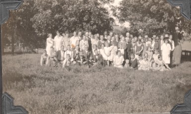 Extended Brodd family, after Gustafva's burial 1930