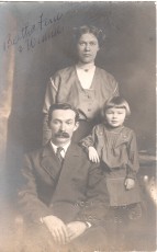 Winfield and Bertha (Gilchrist) Pierce with daughter Fern - ca 1918